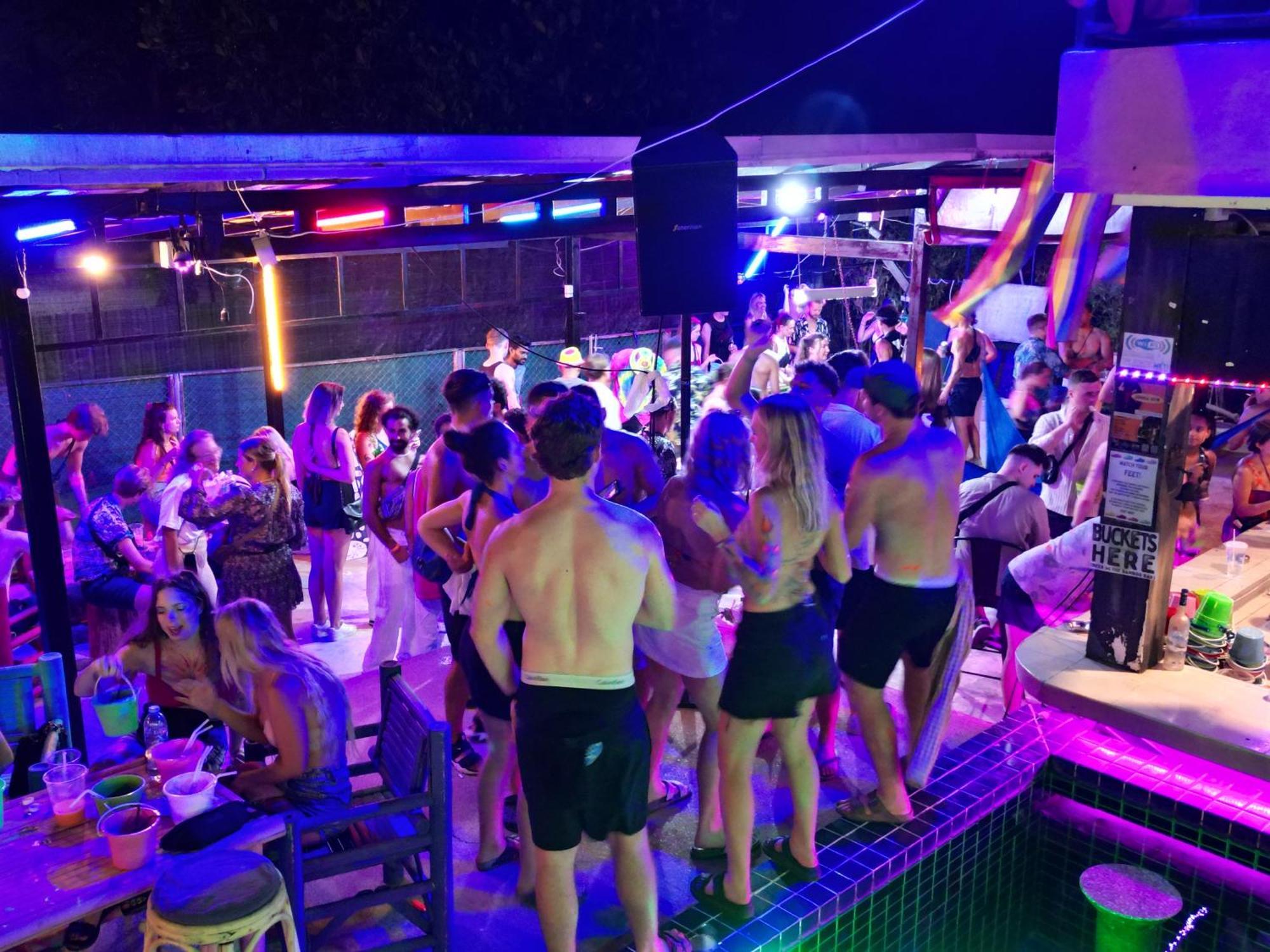 Wet! A Pool Party Hostel By Wild & Wandering Haad Rin Dış mekan fotoğraf