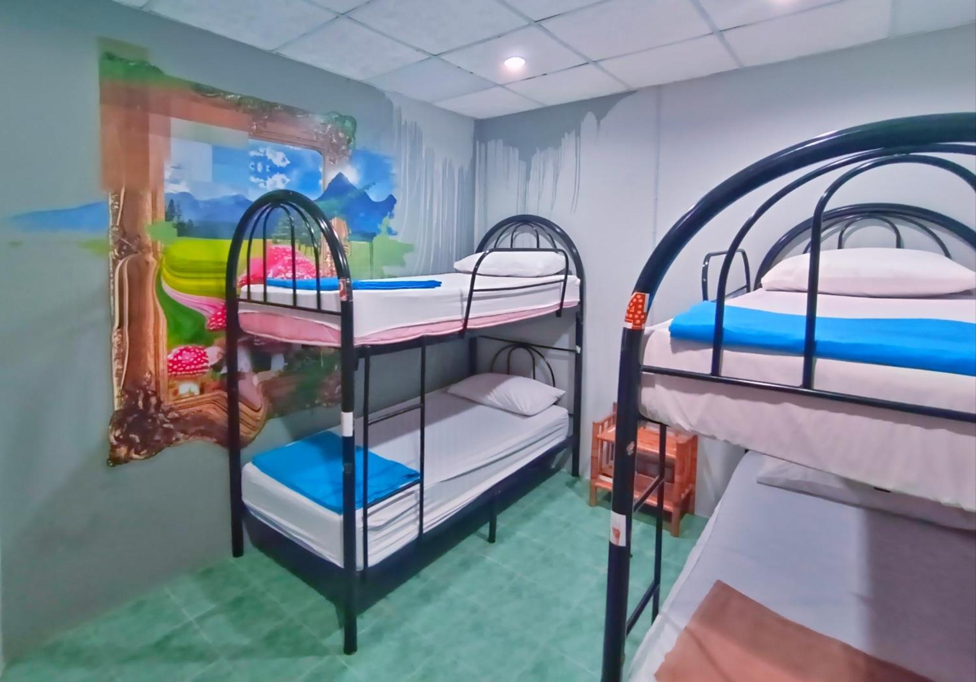 Wet! A Pool Party Hostel By Wild & Wandering Haad Rin Oda fotoğraf