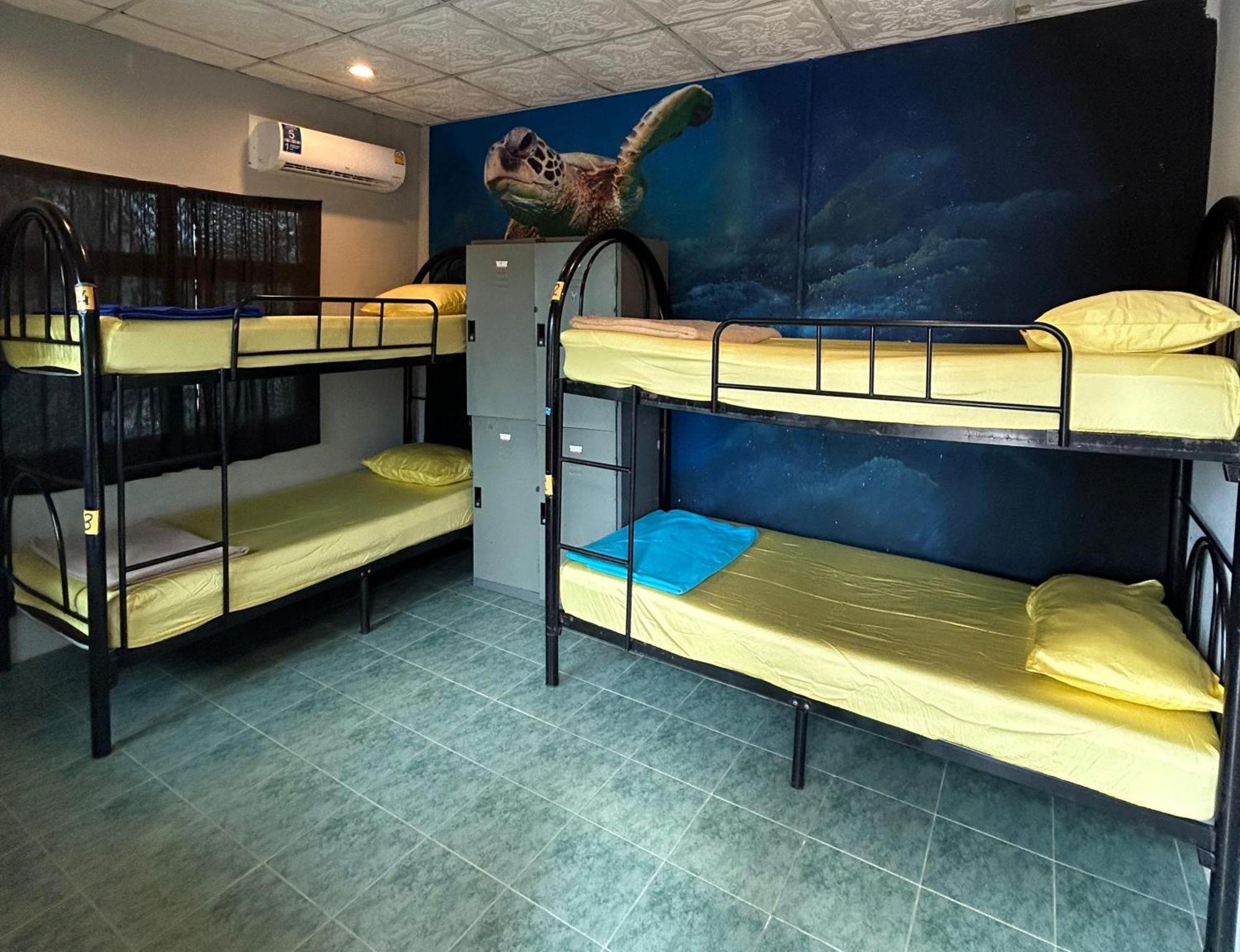 Wet! A Pool Party Hostel By Wild & Wandering Haad Rin Oda fotoğraf