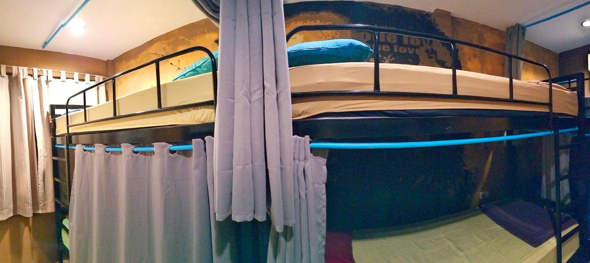 Wet! A Pool Party Hostel By Wild & Wandering Haad Rin Oda fotoğraf