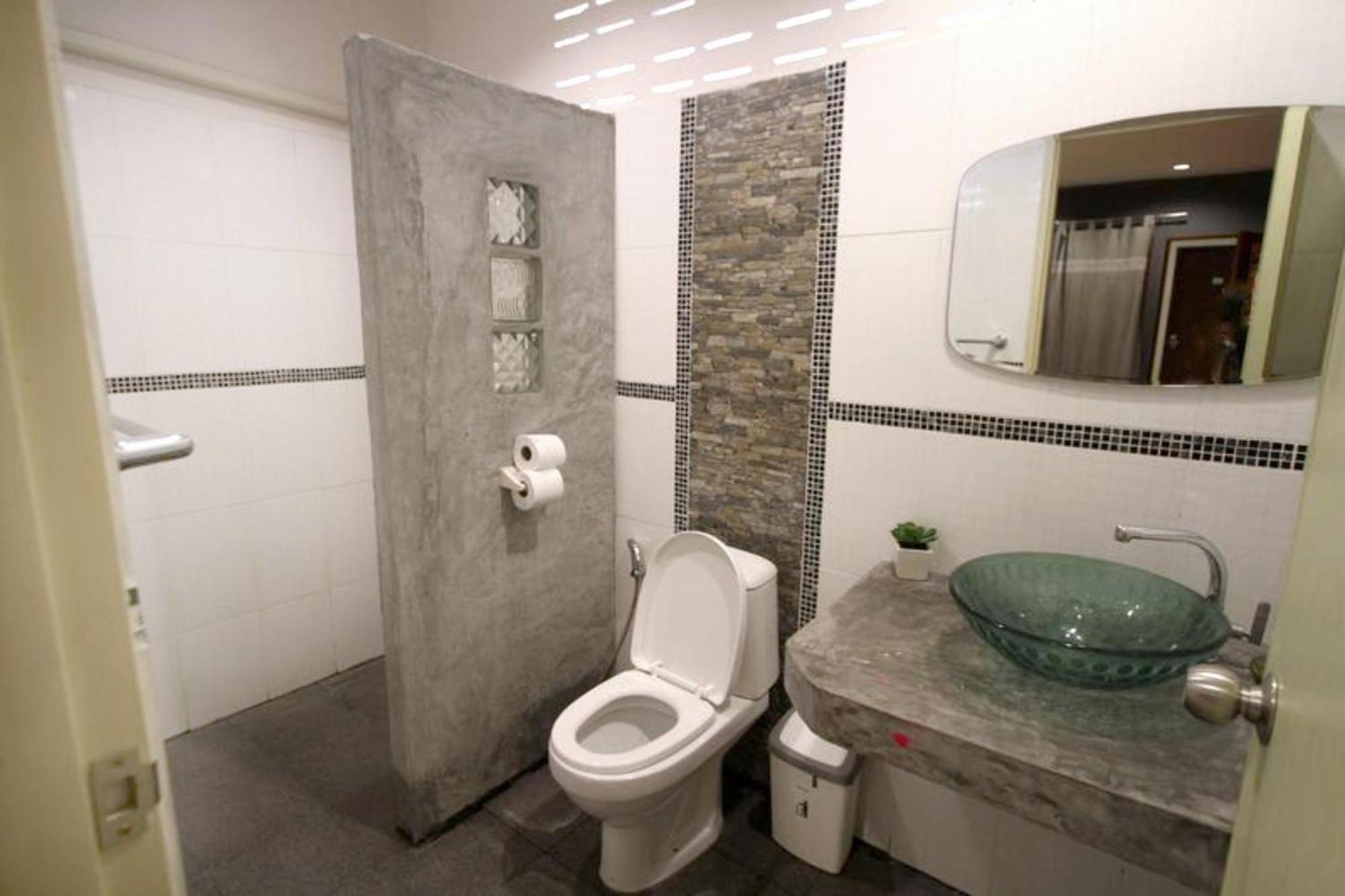 Wet! A Pool Party Hostel By Wild & Wandering Haad Rin Oda fotoğraf